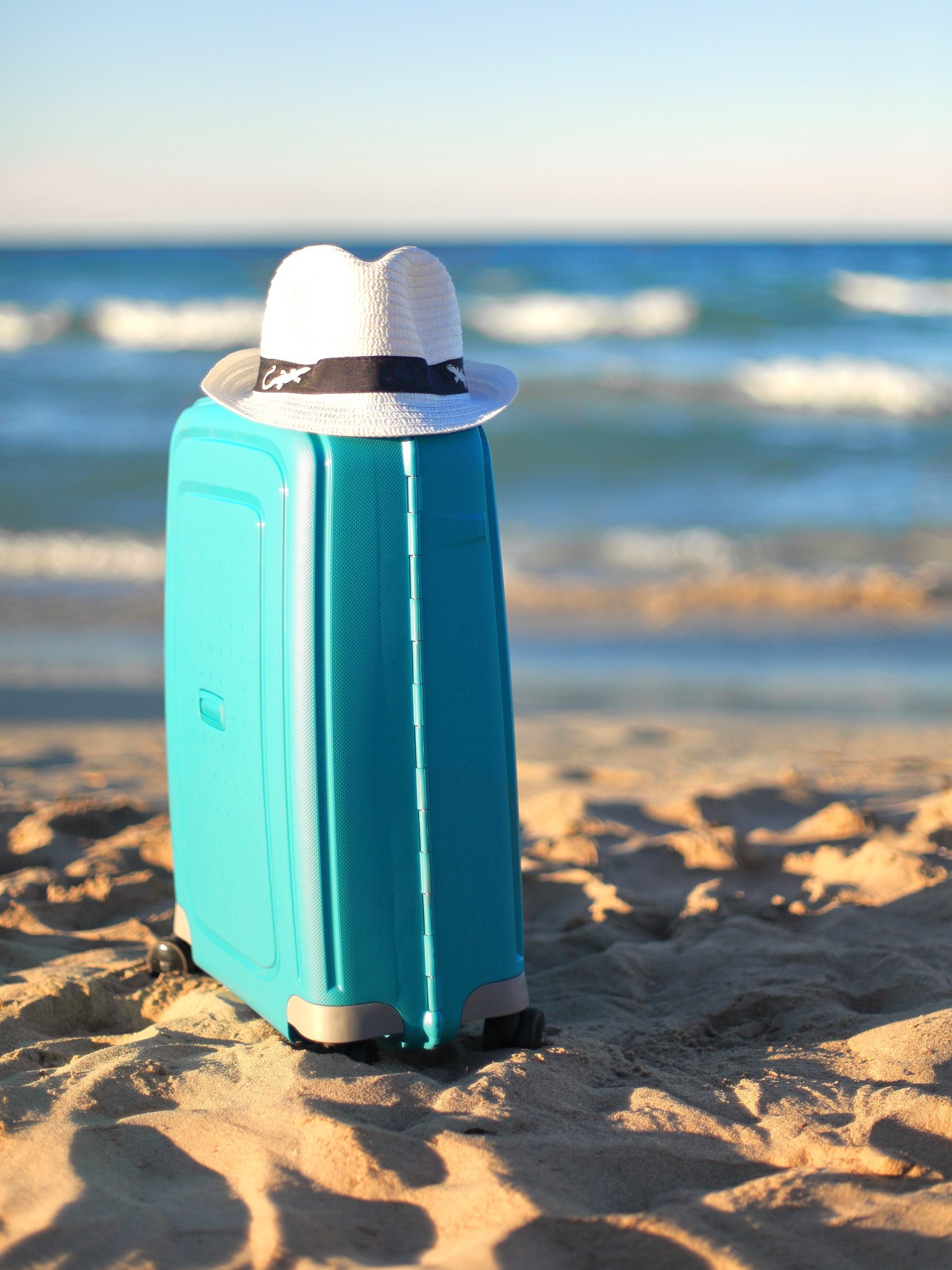 blue-suitcase-white-hat